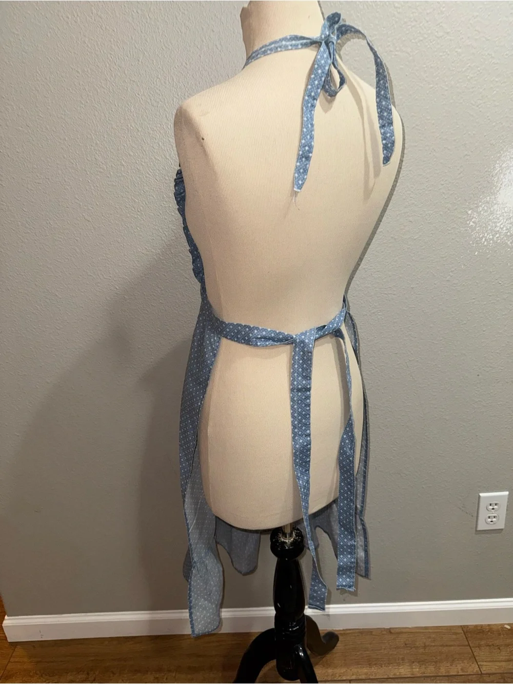 VTG B&D blue Ruffle kitty in basket Embroidery Apron Cottagecore Farmhouse